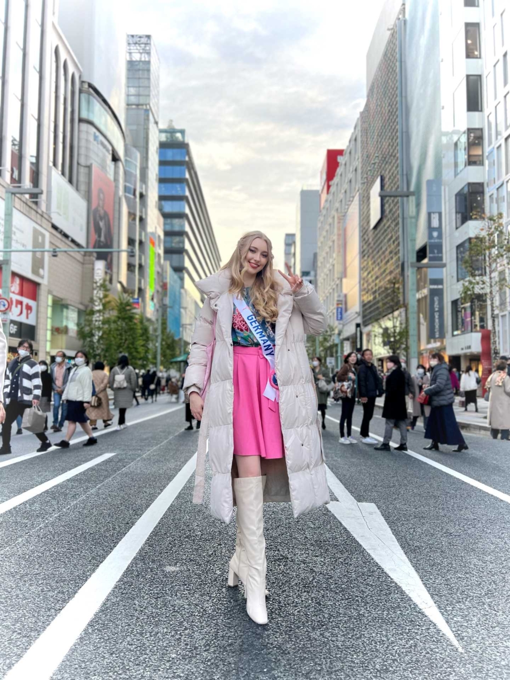 Jasmin wears her Hairdreams hair in the streets of Japan