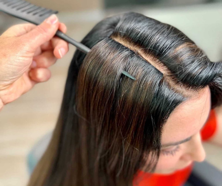 Hairdresser shows the invisible Quikkies Secrets Tape-Extensions